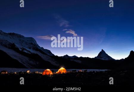 Ein Team von Entdeckern auf dem Gornergletscher in der Schweiz.; Gornergrat, Zermatt, Schweiz. Stockfoto