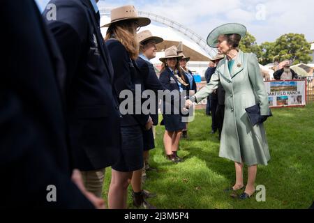 Die Prinzessin Royal spricht während eines Besuchs zur Eröffnung der Royal Agricultural Society of New South Wales, der alle zwei Jahre stattfindenden Sydney Royal Easter Show in Sydney, mit den Rural Achievers, die an einem Führungsprogramm teilgenommen haben, das künftige junge Führungspersönlichkeiten anerkennt, die sich für ihren Beitrag zu ihren lokalen Gemeinschaften engagieren, Während des ersten Tages der königlichen Reise nach Australien im Namen der Queen, zur Feier des Platin-Jubiläums. Bilddatum: Samstag, 9. April 2022. Stockfoto