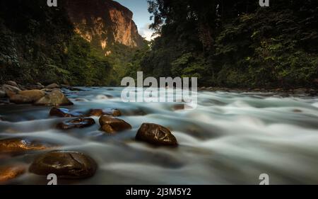 Der Melinau River und die Schlucht bei Sonnenuntergang im Gunung Mulu National Park; Gunung Mulu National Park, Sarawak, Borneo, Malaysia. Stockfoto