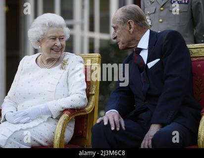 Datei-Foto vom 05/06/14 von Königin Elizabeth II und dem Herzog von Edinburgh bei einer Gartenparty in Paris. Es wird erwartet, dass die Königin und die königliche Familie den ersten Todestag des Herzogs von Edinburgh privat begehen werden. Ausgabedatum: Samstag, 9. April 2022. Stockfoto