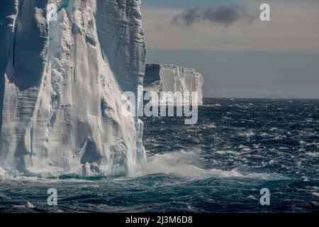 Riesige Eisberge im Antarctic Sound, einem Gebiet östlich von Anderson Island; Antarktis Stockfoto