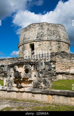 Chac Maske (Vordergrund), runder Tempel (Hintergrund), Maya-Ruinen, Mayapan Archäologische Zone; Mayapan, Bundesstaat Yucatan, Mexiko Stockfoto