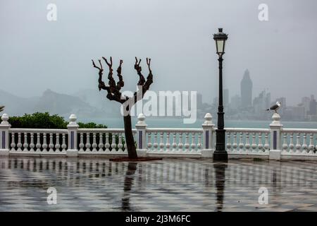 Ein regnerischer Tag auf der Landzunge des Balcon del Mediterraneo, Cerro Canfali, Benidorm, Spanien Stockfoto