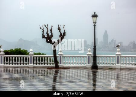 Ein regnerischer Tag auf der Landzunge des Balcon del Mediterraneo, Cerro Canfali, Benidorm, Spanien Stockfoto