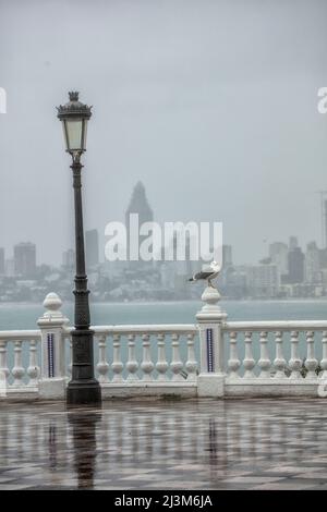 Ein regnerischer Tag auf der Landzunge des Balcon del Mediterraneo, Cerro Canfali, Benidorm, Spanien Stockfoto