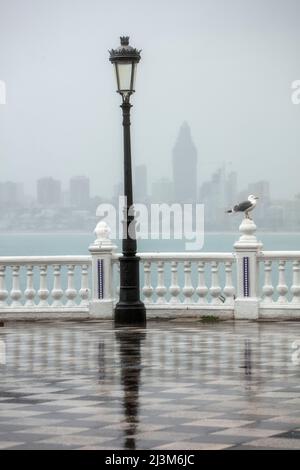 Ein regnerischer Tag auf der Landzunge des Balcon del Mediterraneo, Cerro Canfali, Benidorm, Spanien Stockfoto