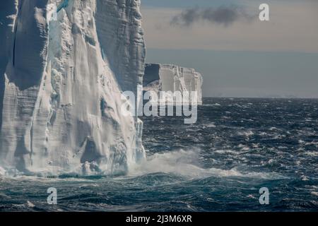 Riesige Eisberge im Antarctic Sound, östlich von Anderson Island. Starke Winde schüren Wellen und Weißabfälle auf dem Ozean; Antarktis Stockfoto