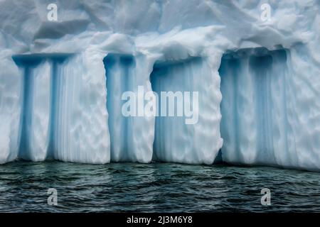 Geschmolzene Eiskanäle in einem Eisberg, Paradise Harbour; Antarktis Stockfoto