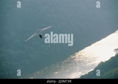 Ein Drachenflieger schwebt über dem sonnengespiegelten Susquehanna River.; Susquehanna River, Hyner View State Park, Pennsylvania. Stockfoto