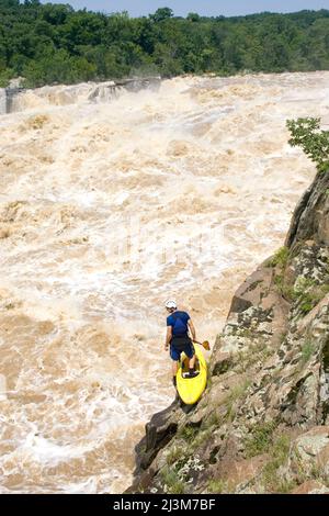 Kajakfahrer Scouts großen Wildwasser Stromschnellen auf dem Potomac River; Great Falls, Potomac River, Virginia/Maryland. Stockfoto