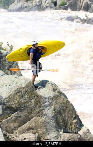 Kajakfahrer Scouts großen Wildwasser Stromschnellen auf dem Potomac River; Great Falls, Potomac River, Virginia/Maryland. Stockfoto