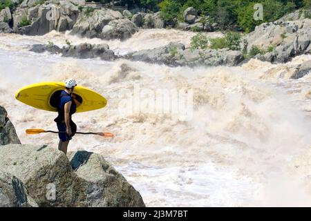 Kajakfahrer Scouts großen Wildwasser Stromschnellen auf dem Potomac River; Great Falls, Potomac River, Virginia/Maryland. Stockfoto