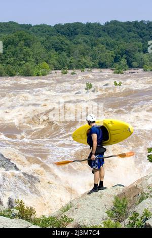 Kajakfahrer Scouts großen Wildwasser Stromschnellen auf dem Potomac River; Great Falls, Potomac River, Virginia/Maryland. Stockfoto