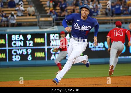 Los Angeles Dodgers Freddie Freeman (5) leitet die Basen während eines Baseballspiels gegen die Los Angeles Angels am Dienstag, den 5. April 2022 in Los Angeles. Die Dodgers besiegten die Angels mit 5:0. (Kevin Terrell/Image of Sport) Stockfoto