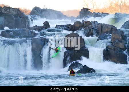 Kajakfahrer, die Great Falls des Potomac River laufen; Great Falls, Maryland/Virginia. Stockfoto