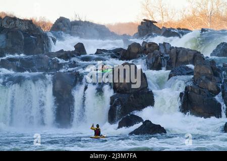 Kajakfahrer, die Great Falls des Potomac River laufen; Great Falls, Maryland. Stockfoto