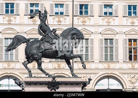 Reiterstatue oder Denkmal von Emmanuel Philibert erhebt sich im Zentrum der Piazza San Carlo im Zentrum von Turin Stockfoto