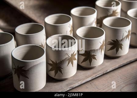 Neu kreierte Teetassen in einem japanischen Künstleratelier, Miyajima, Japan Stockfoto