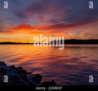 Brillante Farben eines Sonnenaufgangs, der von der Ufermauer in West Vancouver aus gesehen wird; West Vancouver, British Columbia, Kanada Stockfoto