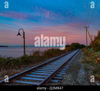 Bahngleise entlang des Burrard Inlet, West Vancouver; West Vancouver, British Columbia, Kanada Stockfoto