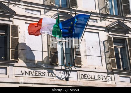 Italienische Universität Turin, öffentliche Forschungs- und Ausbildungsuniversität in der Stadt Turin, Italien mit italienischer und europäischer Flagge auf dem Gebäude Stockfoto