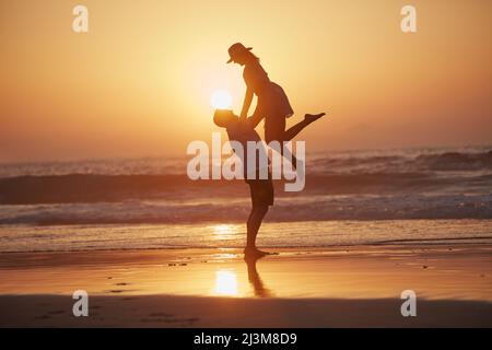 Das Leben beginnt am Ende Ihrer Komfortzone. Aufnahme eines liebevollen reifen Paares, das einige Zeit miteinander verbringt. Stockfoto