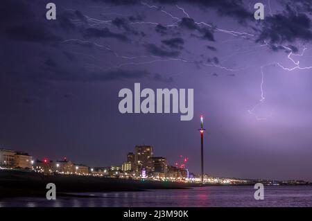 In einer stürmischen Sommernacht an der Südküste Großbritanniens erleuchtet ein dramatischer Blitz den Himmel über der Stadt Brighton Stockfoto