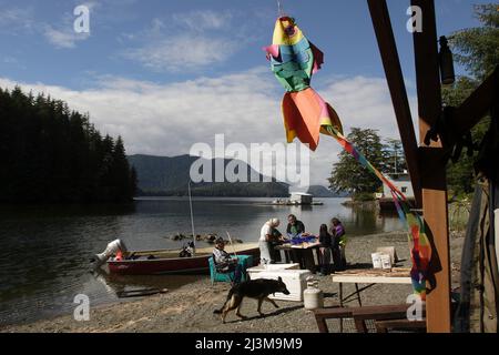 Eine Familie stellt Regale zum Trocknen von Lachsen auf und bereitet ihn für das Räuchern in einem Fischlager der Ureinwohner Alaskan Tlingit am Dog Point in der Nähe von Sitka, Alaska, USA, vor Stockfoto