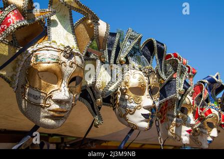 VENEDIG, ITALIEN - 26. SEPTEMBER 2017: Venezianische Masken als Souvenir aus der Nähe an einem sonnigen Tag Stockfoto