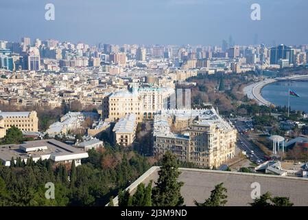 BAKU, ASERBAIDSCHAN - 29. DEZEMBER 2017: Panoramalandschaft des modernen Baku an einem sonnigen Dezembertag Stockfoto