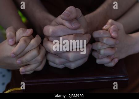 Kinder beten zu Hause mit den Eltern, Familie beten zusammen, Online-Gruppenanbetung, Weltgebetstag, Internationaler Tag des Gebets, Hoffnung, Dankbarkeit Stockfoto