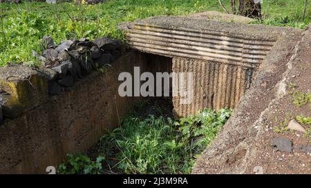 Auf dem Gadot Lookout, Israel, an den Hängen der Golanhöhen, mit Blick auf das Hula-Tal, ist ein alter syrischer Bunker, der Teil des Soldi-Gedenkens ist Stockfoto