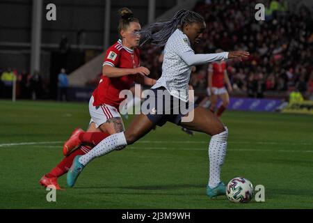 Parc y Scarlets, Wales, 8. April 2022. Rachel Rowe (Wales) und Kadidiatou Diani (Frankreich) spielen während der WM-Qualifikation in Wales um den Ball. Kredit: Penallta Photographics/Alamy Live Nachrichten Stockfoto