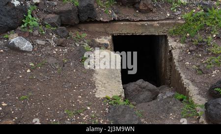 Auf dem Gadot Lookout, Israel, an den Hängen der Golanhöhen, mit Blick auf das Hula-Tal, ist ein alter syrischer Bunker, der Teil des Soldi-Gedenkens ist Stockfoto