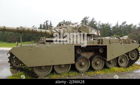 Das Centurion der primäre Kampfpanzer der britischen Armee aus der Zeit nach dem Zweiten Weltkrieg, der als Panzerdenkmal ausgestellt ist, Israel. Israelische Sho't-Variante von Stockfoto