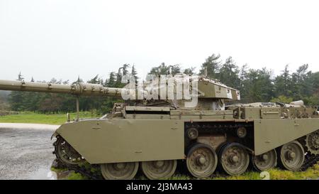 Das Centurion der primäre Kampfpanzer der britischen Armee aus der Zeit nach dem Zweiten Weltkrieg, der als Panzerdenkmal ausgestellt ist, Israel. Israelische Sho't-Variante von Stockfoto