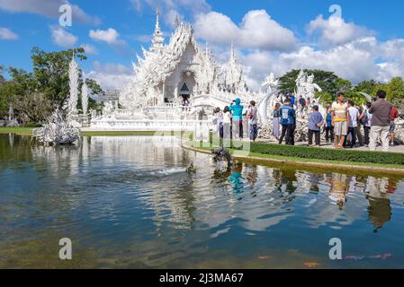 CHIANG RAI, THAILAND - 16. DEZEMBER 2018: Sonniger Tag im futuristischen buddhistischen Tempel Wat Rong Khun (Weißer Tempel) Stockfoto
