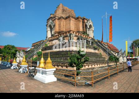 CHIANG MAI, THAILAND - 21. DEZEMBER 2018: Ruinen der zerstörten riesigen Stupa des buddhistischen Tempels Wat Chedi Luang an einem sonnigen Tag Stockfoto