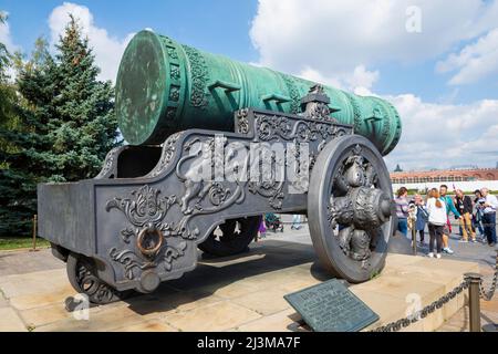 MOSKAU, RUSSLAND - 31. AUGUST 2019: Alte Zar-Kanone im Moskauer Kreml an einem sonnigen Tag Stockfoto