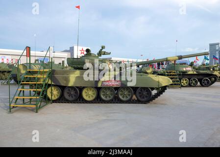 REGION MOSKAU, RUSSLAND - 25. AUGUST 2020: Sowjetischer Panzer T-72A in der Ausstellung des militärisch-technischen Forums 'Army-2020'. Patriot Park Stockfoto