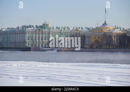 SANKT PETERSBURG, RUSSLAND - 15. FEBRUAR 2021: Winterpalast und Admiralität im Stadtbild am Februarmorgen Stockfoto