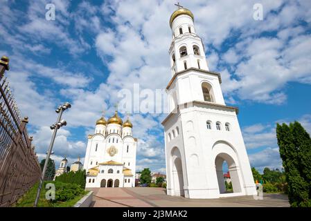 Kathedrale der Heiligen Dreifaltigkeit mit einem Glockenturm an einem sonnigen Julitag. Brjansk, Russland Stockfoto