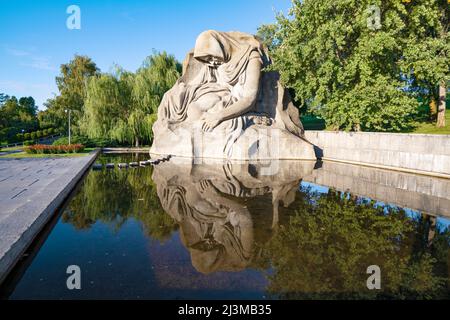 WOLGOGRAD, RUSSLAND - 19. SEPTEMBER 2021: Skulptur "trauernde Mutter" an einem sonnigen Septembertag. Fragment des Gedenkkomplexes auf Mamaev Kurgan Stockfoto