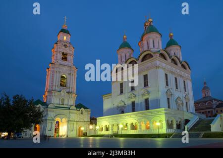 Kathedrale der Himmelfahrt der seligen Jungfrau Maria an einem Septemberabend. Astrachan Kreml, Russland Stockfoto