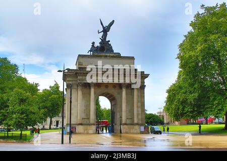 Blick auf den Wellington Arch ein Wahrzeichen in einer Ecke des Hyde Parks. 19.-Jahrhundert-Gedenkbogen mit einer Bronzeskulptur, London, England Stockfoto