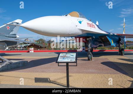 KAMENSK-SCHACHTINSKY, RUSSLAND - 04. OKTOBER 2021: Su-27 ist ein sowjetischer Mehrzweck-Allwetter-Schwerkämpfer der 'Russian Knights' Aviation Group in Th Stockfoto