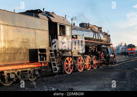 SORTAVALA, RUSSLAND - 07. OKTOBER 2021: Sowjetische Güterdampflokomotive L-4429 (Lebedyanka) auf dem Bahnhof Sortavala an einem sonnigen Oktobermorgen Stockfoto