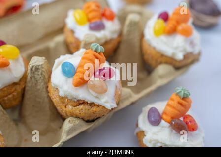 Karottenkuchen Cupcakes mit Frischkäse zu Ostern Stockfoto
