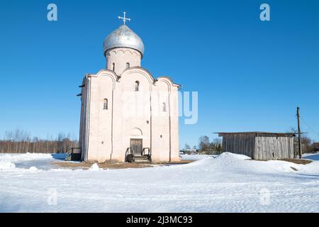 Blick auf die mittelalterliche Kirche der Verklärung des Erlösers auf Nereditsa an einem sonnigen Märztag. Nachbarschaft von Veliky Nowgorod, Russland Stockfoto