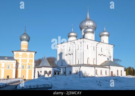 Mittelalterliche Kathedrale der Verklärung des Erlösers im Kloster Varlaamo-Khutyn Spaso-Preobrashensky an einem sonnigen Märzabend. Umgebungen von Stockfoto